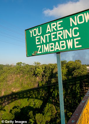Simbabwe, Heimat von rund 16 Millionen Menschen, ist seit Jahrzehnten von rasanten Anstiegen der Lebenshaltungskosten und dem umstrittenen ehemaligen Präsidenten Robert Mugabe betroffen, dessen 37-jährige Amtszeit von Korruption und Gewalt geprägt war