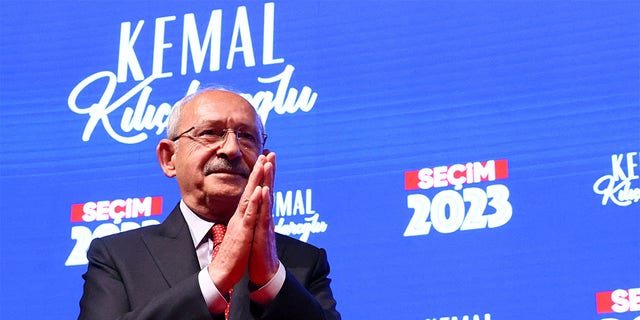 Kemal Kilicdaroglu klatscht in die Hände