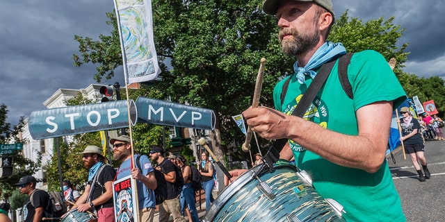 Klimaschützer protestieren gegen die Mountain Valley Pipeline