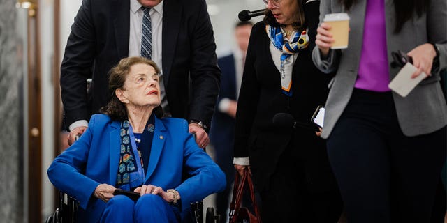 Senatorin Dianne Feinstein im Rollstuhl