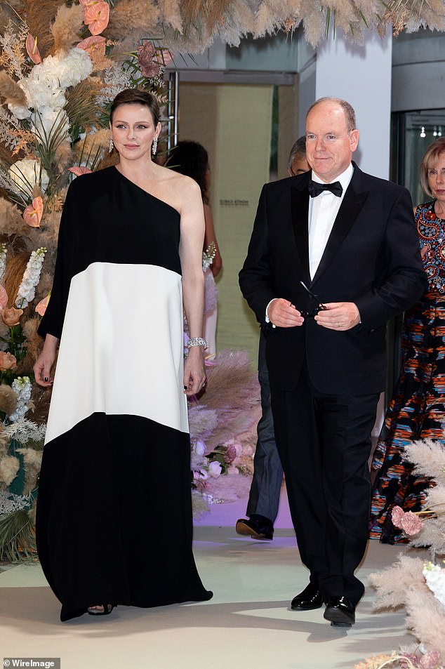 Während sie und ihr Mann an der Veranstaltung teilnahmen, lackierte sie ihre Nägel schwarz, passend zur monochromen Ästhetik ihres Kleides