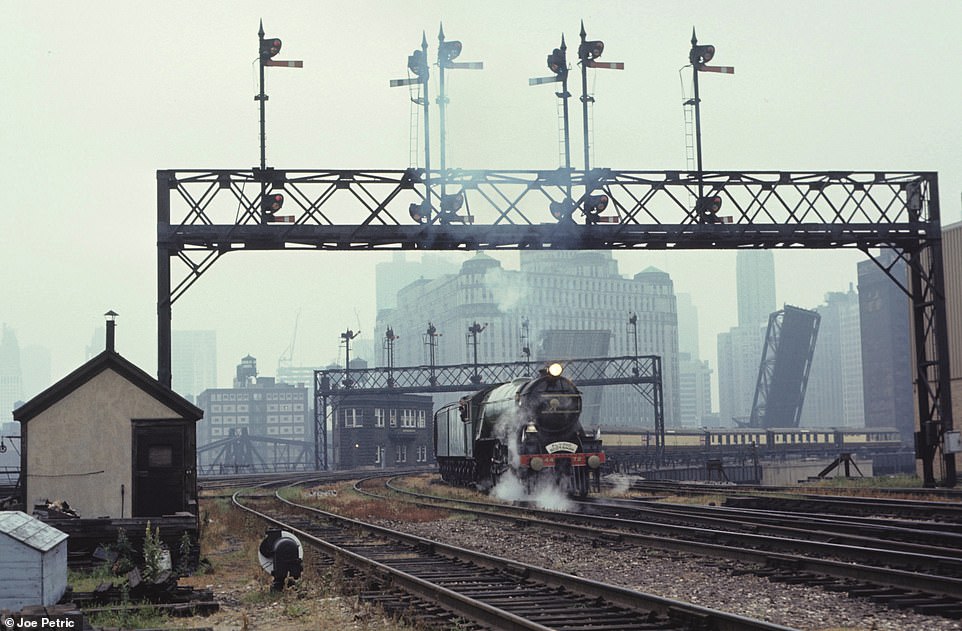 Als die Dämmerung hereinbricht, setzt Flying Scotsman den Zug rückwärts in den North Western Station von Chicago
