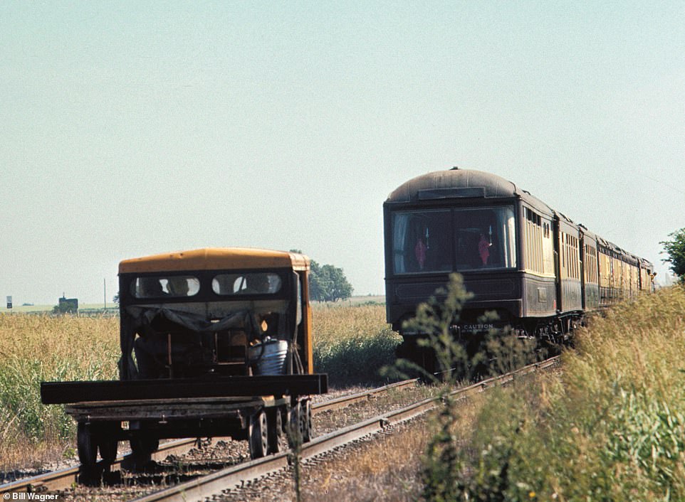 Ein Gleiswagen folgt direkt hinter dem Zug von Temple nach Waco