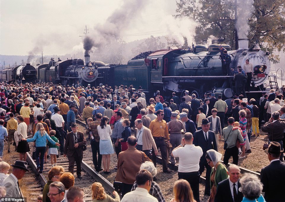 Flying Scotsman, Savannah & Atlanta Nr. 750 und Southern Railway Nr. 4501, alle unter Dampf bei einem „Steam-O-Rama“ in Anniston, Alabama, bei dem es, wie die Autoren verraten, zu einem spontanen Whistleblower-Wettbewerb zwischen den Lokomotiven kam