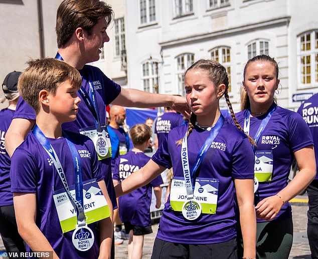 Die vier königlichen Geschwister legten nach ihrem heutigen Ein-Meilen-Lauf in Kopenhagen, an dem sie gemeinsam mit ihren Eltern teilnahmen, eine Verschnaufpause ein