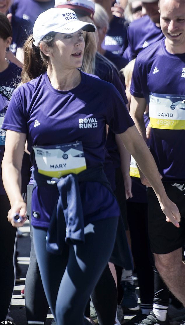 Prinzessin Mary von Dänemark, abgebildet an der Startlinie des Ein-Meilen-Rennens heute Morgen.  Die Mutter von vier Kindern erschien zu diesem Anlass in einem lilafarbenen, kurzärmeligen Laufshirt mit dem Logo „Royal Run 2023“.