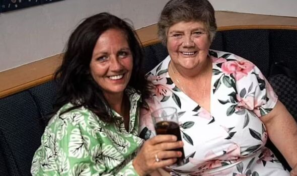 Tracy, auf dem Foto neben ihrer 72-jährigen Mutter Anne Mckellar zu sehen, erzählte von ihrem Erlebnis, als sie fünf Stunden damit verbrachte, sie zurückzuholen