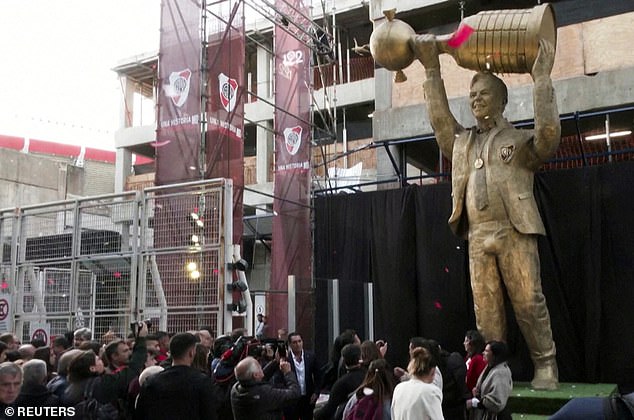 Ein Blick auf eine Bronzestatue des ehemaligen Spielers und Trainers des River Plate-Fußballclubs Marcelo Gallardo