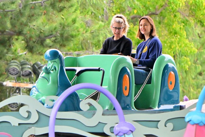 Jennifer-Garner-nimmt-Seraphina-und-Jennifer-Lopez-Tochter-Emme-an-den-glücklichsten-Ort-der-Erde--Disneyland-167