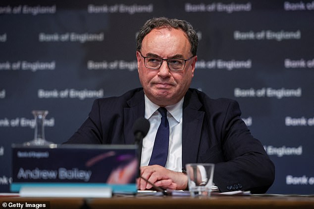 Viele Sparer sitzen auf Zinssätzen von nur 0,1 Prozent, trotz der Zinserhöhungen der Bank of England unter Gouverneur Andrew Bailey (im Bild).