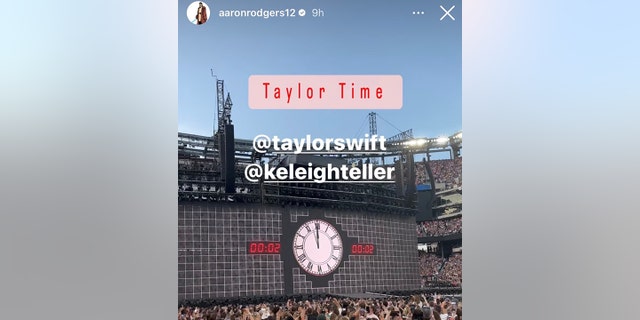 Aaron Rodgers Instagram-Geschichte einer Uhr, markiert Taylor Swift und Keleigh Teller bei Swifts Eras Tour