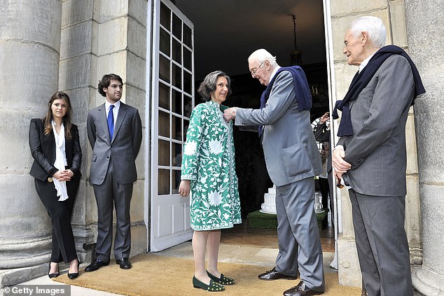 Prinzessin Minnie de Beauvau Craon im Bild, wie sie 2012 in ihrem Familienhaus vor ihren Kindern Victoria und Sebastian-Marc Botana de Beauvau-Craon den Ordre des Arts et des Lettres entgegennahm