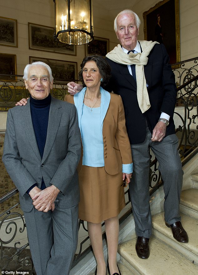 Philippe Venet, Prinzessin Minnie de Beauvau-Craon und Hubert de Givenchy posieren gemeinsam im Chateau d'Haroue vor einer gemeinsamen Modeausstellung