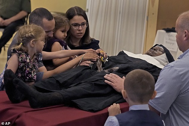 Hunderte Menschen besuchten diese Woche die Kleinstadt in Missouri, um den Körper der Nonne zu sehen, der seit 2019 kaum verwest ist