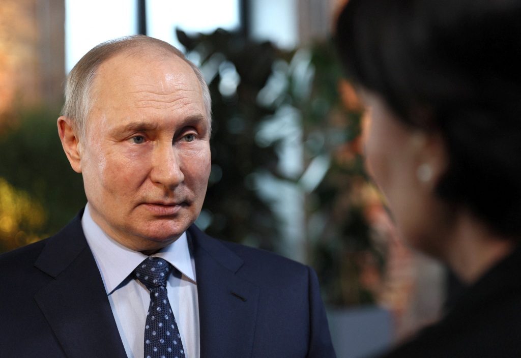 Der russische Präsident Wladimir Putin spricht mit der Generaldirektorin der Agentur für strategische Initiativen (ASI), Swetlana Tschupschewa, vor dem Besuch einer Ausstellung in Moskau, Russland, am 30. Mai 2023. 