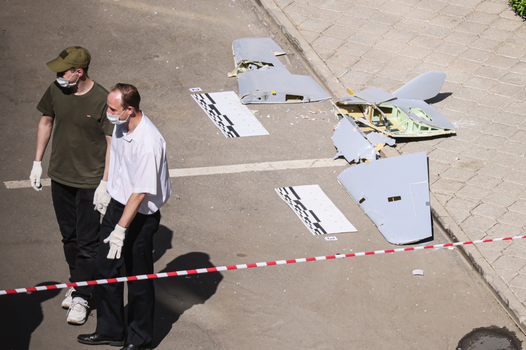 Fragmente der Drohne, die einen Wohnblock im Südwesten Moskaus traf.  Dienstag