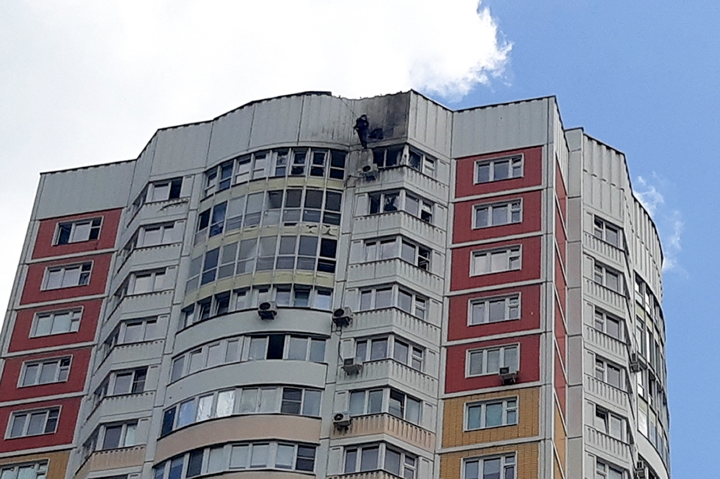 Ein Ermittler untersucht einen Schaden, nachdem eine ukrainische Drohne ein Wohnhaus in Moskau angegriffen hat.