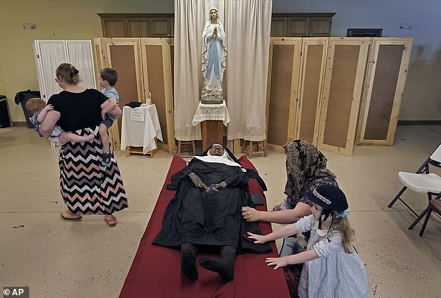 Menschen beten am Sonntag, 28. Mai, über dem Leichnam von Schwester Wilhelmina Lancaster in der Benediktiner-Abtei Maria, Königin der Apostel
