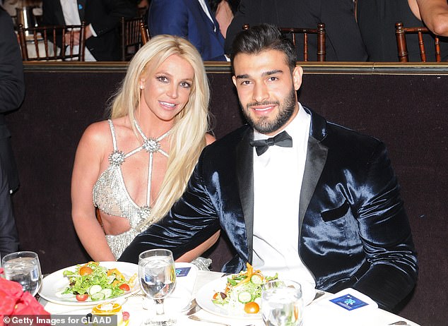 Schwierige Zeiten: Es sind schwere Zeiten für Britney, deren Ehe angeblich am Rande des Scheiterns steht (im Bild mit Ehemann Sam Ashgari)