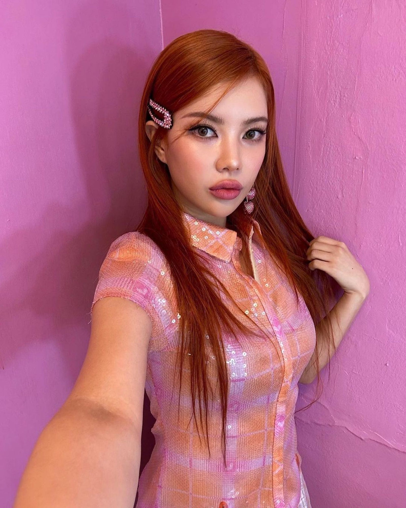 Die koreanische Sängerin Moon Sujin mit glattem orangefarbenem Vintage-Haar und einer glitzernden Haarspange