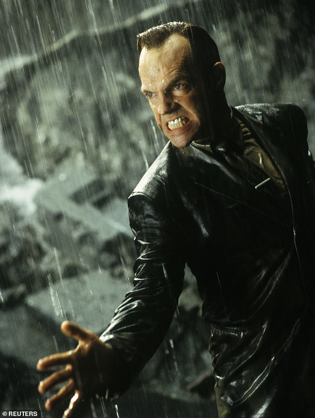 Verpasst: Im Jahr 2020 gab Hugo bekannt, dass er vorhabe, seine Rolle als Agent Smith für „Matrix 4“ erneut zu übernehmen, doch Terminkomplikationen konnten nicht ausgeräumt werden.