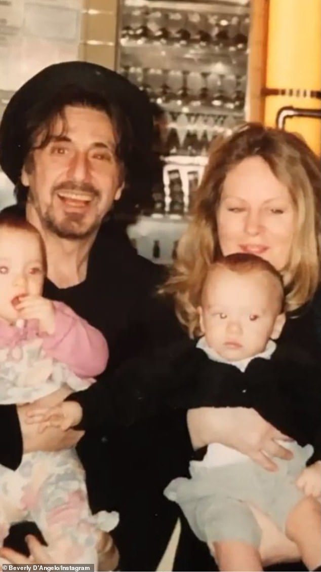 D'Angelo hat eine Diashow mit Familienfotos der Zwillinge in ihren jüngeren Jahren geteilt