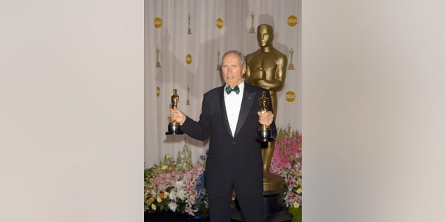 Clint Eastwood im Smoking hält seine Oscars in der Hand "Million Dollar Baby"