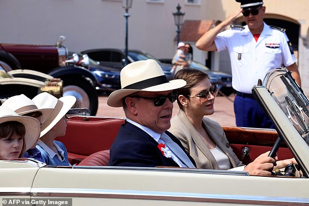 Prinzessin Charlene von Monaco (rechts) und Fürst Albert II. von Monaco (2. rechts) fuhren im Rahmen der Feierlichkeiten zur Geburt des verstorbenen Rainer III. in einem Oldtimer mit ihren Zwillingen auf dem Rücksitz hinaus