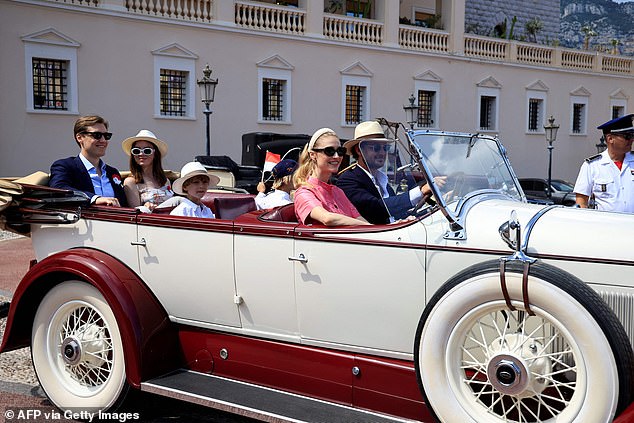 Pierre Casiraghi (rechts) und Beatrice Borromeo (2. rechts) sowie weitere Mitglieder der königlichen Familie begleiteten den Prinzen und die Prinzessin, um in einem Oldtimer an der Parade teilzunehmen