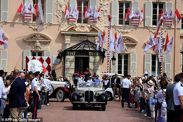 Die Royals versammelten sich in Scharen, um die Geburt des verstorbenen Rainier III., Vater von Prinz Albert II. und Prinzessin Stephanie, zu feiern, und fuhren mit einer Sammlung von Oldtimern entlang der Parade
