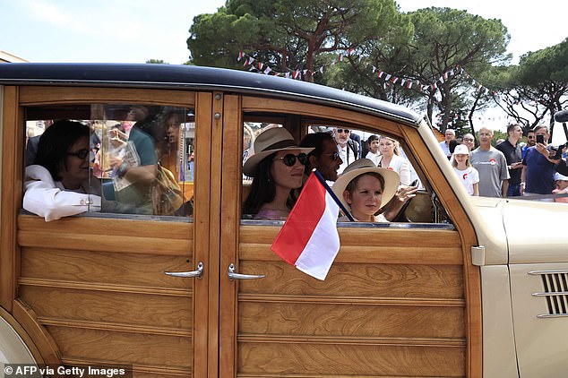 Tatiana Santo Domingo (vorne rechts) und Andrea Casiraghi (2. rechts) fuhren Prinzessin Stephanie in einem anderen Oldtimer durch die Parade