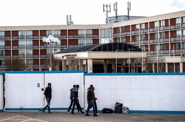 Hotel in der Nähe von Heathrow beherbergt Asylsuchende, die auf die Bearbeitung ihres Antrags warten