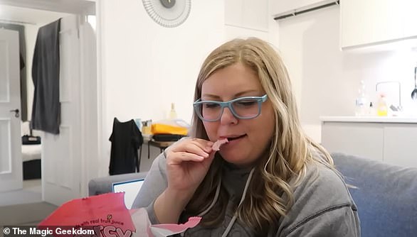 Cara probiert bei einem Geschmackstest nach der Reise eine Percy-Pig-Süßigkeit