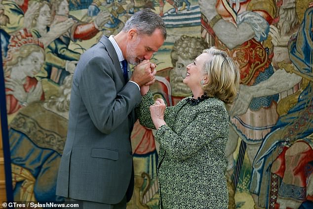 König Felipe von Spanien begrüßte die US-Politikerin besonders herzlich, indem er ihr einen Brustkuss auf beide Wangen gab und ihr einen Handkuss gab