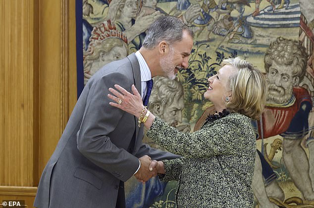 Hillary legte Felipe eine Hand auf die Schulter, als er sich in der historischen Halle vorbeugte, um sie auf die Wange zu küssen
