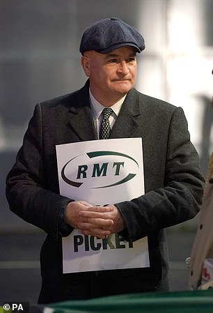 Auf der Suche nach Antworten: Mick Lynch, Chef der Transportgewerkschaft RMT, fordert bessere Löhne und Arbeitsbedingungen für Eisenbahner