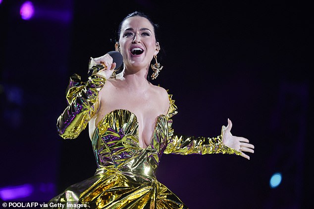 Katy Perry, die Verlobte des britischen Schauspielers Orlando Bloom, glänzte an diesem Abend in einem goldenen Kleid des britischen Labels Vivienne Westwood