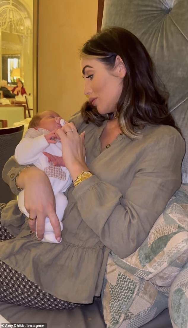 Die frisch verlobte Amy Childs, 32, und ihr Verlobter Billy Delbosq wiegten ihre neugeborenen Zwillinge während eines verschwenderischen Familienabends im Claridge's Hotel