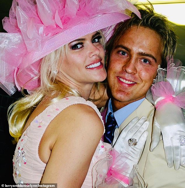 Larry Birkhead, 50, traf Anna Nicole Smith 2003 zum ersten Mal beim Kentucky Derby (das Foto wurde während der Veranstaltung aufgenommen), an dem er jährlich mit ihrer Tochter Dannielynn, 16, teilnimmt