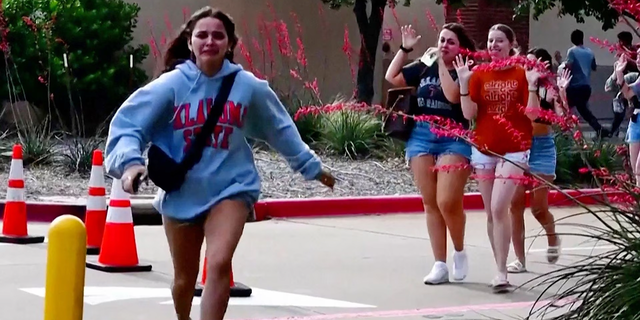 Ein Mädchen rennt vom Schauplatz der Schießerei in einem Einkaufszentrum in Texas davon