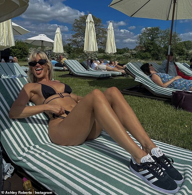 Wow!  Ashley Roberts legte in einem knappen Bikini einen sehr heißen Auftritt hin, als sie bei milden Temperaturen im Park ein Sonnenbad nahm