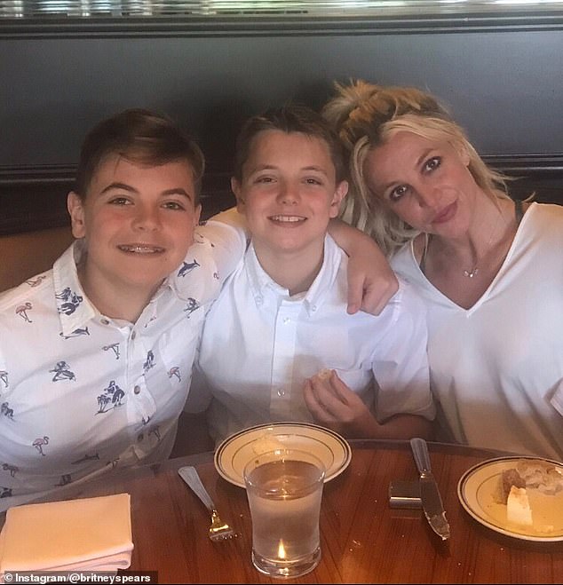 Familie: Britney Spears‘ Ex-Ehemann Kevin Federline hat dem Star eine Frist gesetzt, um seinen Plan, ihre Söhne nach Hawaii zu verlegen, zu genehmigen – oder er wird vor Gericht gehen, um einen Richter dazu zu bringen, den Umzug zu genehmigen, berichtet TMZ (Spears im Bild mit Sean Preston). und Jayden)