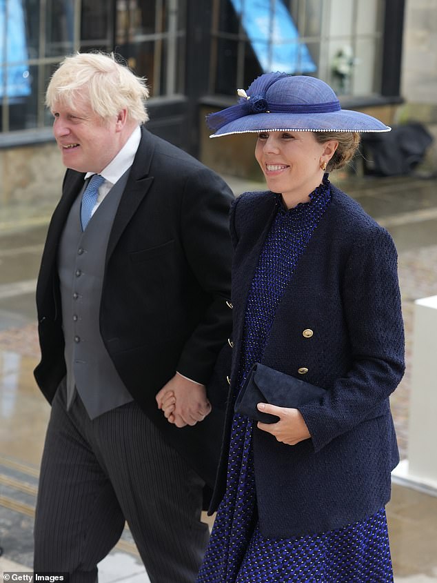Boris Johnson und seine Frau Carrie Johnson fotografierten ihre Ankunft bei der Krönung von König Charles und Königin Camilla Anfang dieses Monats