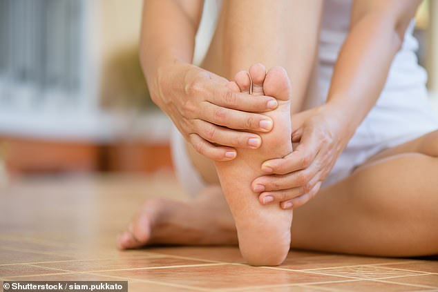 Patienten, die auf alternative Heilmittel zur Behandlung des schmerzhaften Fußpilzes zurückgreifen, riskieren Hautausschläge, Lungenprobleme und sogar Krebs, warnen Experten