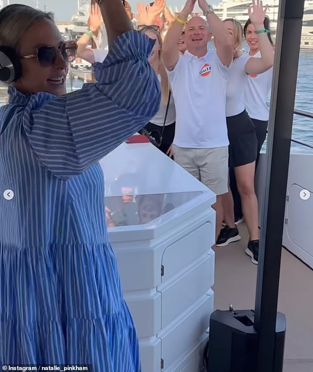 Zara Tindall (Bild links) betrat die DJ-Kabine, als sie am Wochenende des Grand Prix von Monaco an einer Bootsparty teilnahm