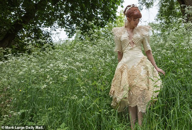 Das 4.000 Pfund teure Kleid, das die Schöpferin Zena Holloway gestern auf der Chelsea Flower Show zeigte, ist aus Graswurzeln gewebt und nicht aus Kunststoffen, die üblicherweise für Kleidung verwendet werden