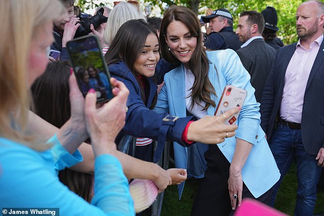 Die Prinzessin von Wales posiert mit einem königlichen Fan für ein Foto, während sie am Windsor Big Lunch teilnimmt