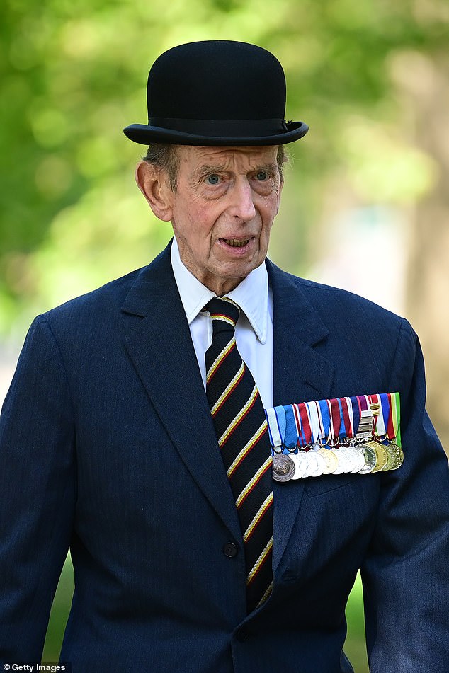 Der Earl of Wessex sah scharf aus, als er am Sonntagmorgen die Combined Cavalry Old Comrades Association im Cavalry Memorial im Hyde Park besuchte