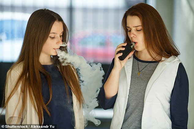 Eine Studie legt nahe, dass der Verzicht auf Fruchtaromen aus E-Zigaretten die Attraktivität des Dampfens bei jungen Menschen erheblich verringern würde (Archivbild)