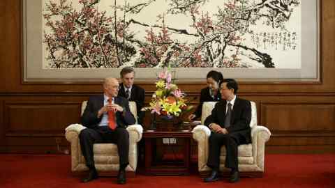 Henry Paulson, der damalige Finanzminister, links, trifft sich 2008 in Peking mit dem damaligen chinesischen Finanzminister Xie Xuren